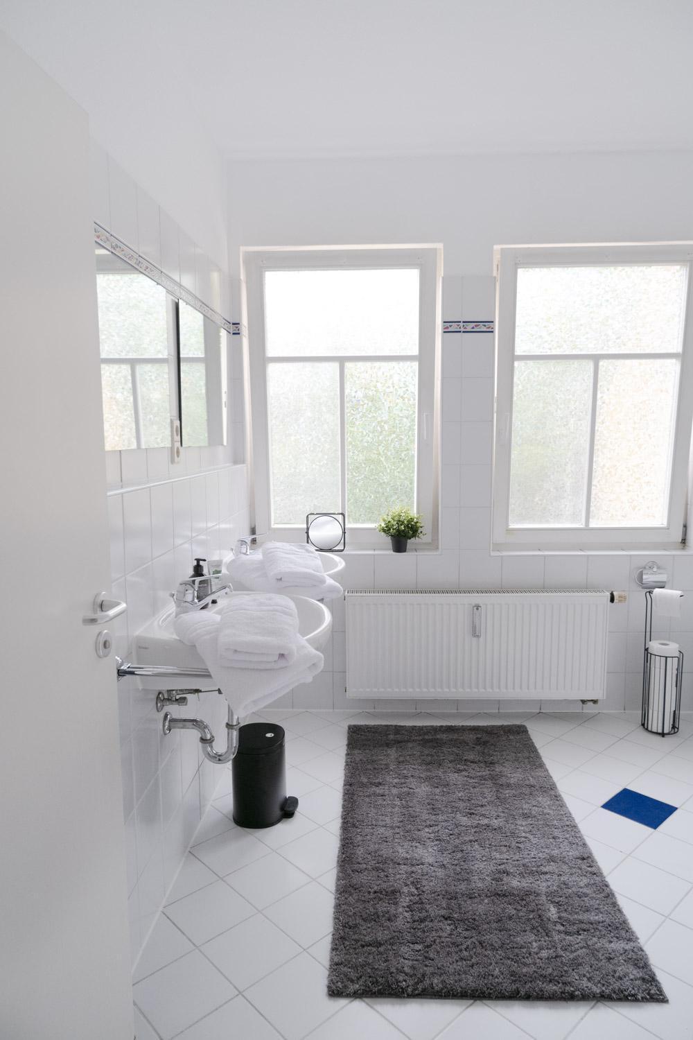 Bella Casa - Business&Family - 2 Zimmer Direkt Neben Schloss, Parkplatz, Smarttv, Netflix, Waschmaschine, 24H Checkin, 71Qm, Kingsizebett, Hotelbettwaesche 路德维希堡 外观 照片