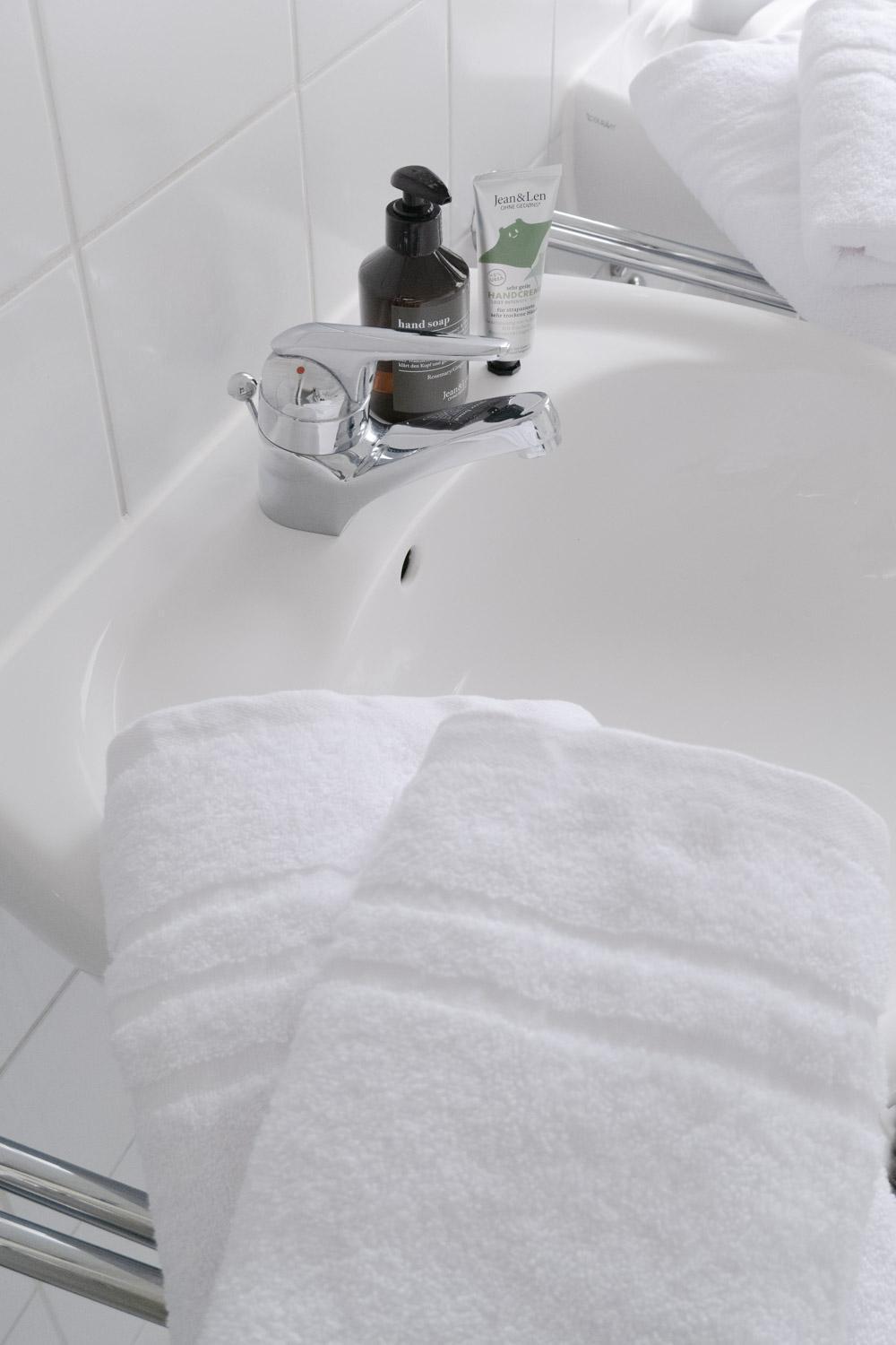 Bella Casa - Business&Family - 2 Zimmer Direkt Neben Schloss, Parkplatz, Smarttv, Netflix, Waschmaschine, 24H Checkin, 71Qm, Kingsizebett, Hotelbettwaesche 路德维希堡 外观 照片